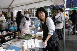 家長會長陳久美子與家長會夥伴準備湯圓