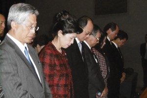 春訪團演出前為羅王明珠阿嬤默禱