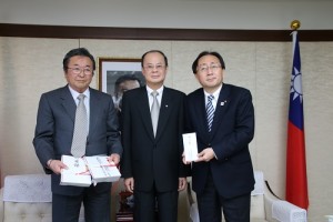 青森縣知事三村申吾(右)與青森縣蘋果輸出協會理事長太田一民(左)亦於2月10日到駐日代表處捐款和捐贈百箱蘋果,表達對台灣震災的關心