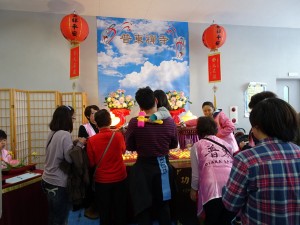 普東禪寺提供會場讓僑胞點燈祈福