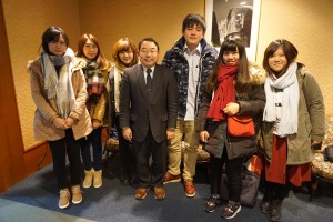 浅野和生氏(中央)と台湾人留学生