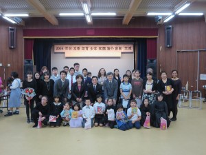 駐那霸辦事處處長蘇啟誠(第2排右5)與團員合影