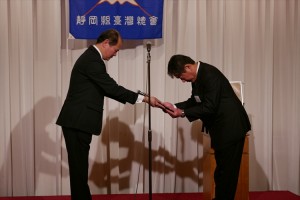 駐橫濱辦事處處長粘信士替僑務委員長頒贈感謝狀
