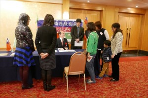活動現場設置領務櫃台,由駐處處長粘信士親自向僑民說明領僑務相關規定