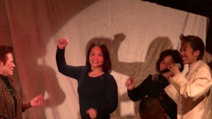 僑胞上台跟演出者共舞