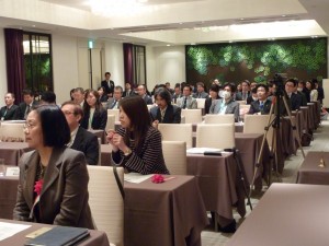 ④熱心に耳を傾ける来場者