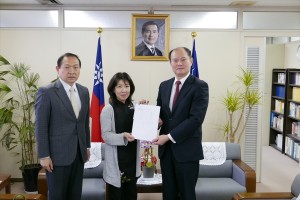 橫濱中華學院校長馮彥國與家長會會長陳久美子將募款轉交駐處處長