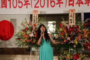 歌手小山亞紀獻唱歌曲,炒熱會場氣氛