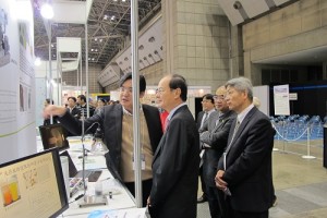 駐日代表沈斯淳透過台灣館的參展單位人員的解說,了解台灣奈米科技發展進況