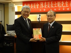 僑委會委員長陳士魁贈大阪中華總會會長洪勝信紀念品