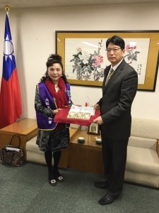 名譽會長謝美香代表大阪台灣同鄉會將募得善款交給張處長