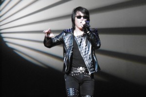 黃上模仿伍佰維妙維肖