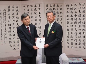 沖繩縣知事翁長雄志(右)捐贈百萬日幣賑災款給台灣,由駐那霸辦事處處長蘇啟誠代表接受