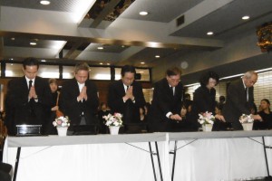 羅王阿嬤通夜 僑界人士致意