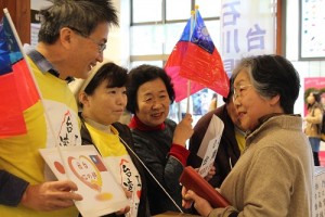 石川縣台灣華僑總會會長陳文筆(左1)率領會員和友台日人在金澤市內街頭募款,與日本民眾交流
