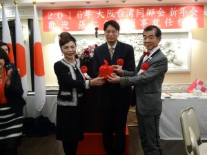 在駐大阪辦事處處長張仁久監交下,前會長謝美香將印信交接給新會長王坤保
