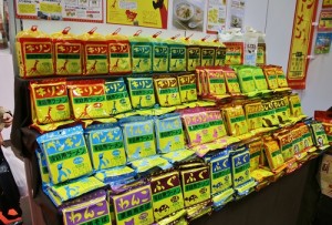愛知縣小笠原製粉推出的「長頸鹿拉麵」包裝相當有特色,口味則是懷舊的家常味風味