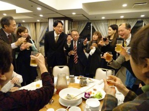 處長張仁久與副處長鄭景升、僑務組副組長黃水益巡桌問候會員