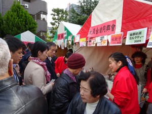 各攤位前大排長龍