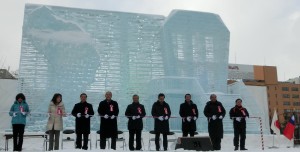 札幌雪まつりに展示された台湾「女王頭(クイーンズヘッド)・平渓派出所」をテーマにした高さ10m、幅18mの大氷像