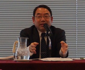 平成国際大学法学部長の浅野和夫氏