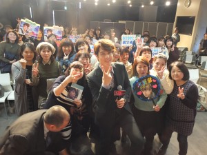 最後はファンたちと一緒に写真撮影
