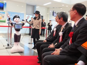 中国語と日本語であいさつした同駅係員の「Pepper」