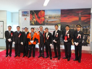 友好鉄道協定締結1周年を記念し、台湾観光パネル展示の除幕式が行われた