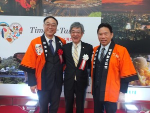 除幕式にて。左から台湾交通部台湾鉄路管理局の周永暉局長、京浜急行電鉄の原田一之社長、台湾観光協会東京事務所の江明清所長