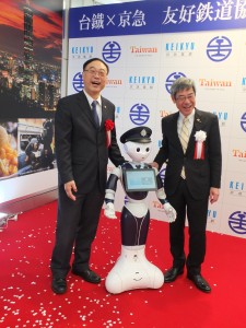 左から周局長、Pepper、原田社長