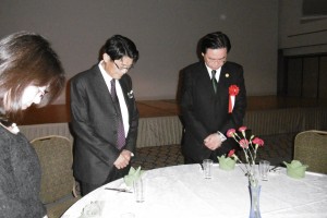 右:民進黨副秘書長吳釗燮與在日台灣同鄉會會長岡山文章為南台灣震災默禱