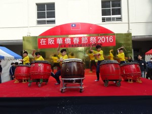 大阪中華學校舞獅隊以氣勢磅礡鼓聲為祭典開場