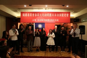 春訪團人員在台上合唱《朋友》與台下僑民同歡