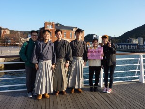 橋の上で記念撮影