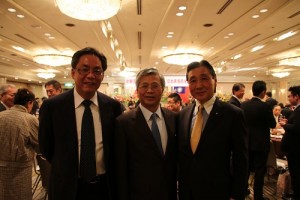 左起為,橫濱台灣同鄉會會長鄭尊仁、駐日副代表陳調和以及東京都議會日本台灣友好議員聯盟幹事長小礒明,在新年會上交流