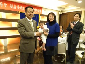 李會長贈紅包恭喜會員添丁