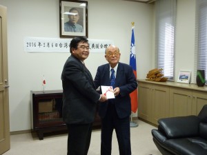 私財1千万円の贈呈(左・戎処長、右・大園会長)