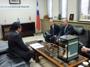 贈呈式後談笑する戎総領事(左)、大園会長(中)、大園信社長(右)