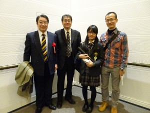 獲國際高中升選拔書法展大賞同學陳沛淇(右2)與父親陳鴻文(右1)、指導老師丸尾鎌使(左2)及應邀到場觀禮的駐大阪辦事處秘書羅國隆(左1)