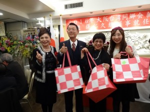 前會長謝美香(左一)除了機票、另提供最夯的吹風機等其他獎品