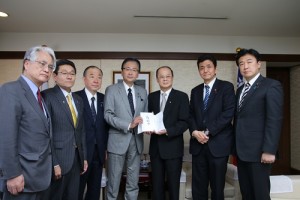 日華議員懇談會幹事長古屋圭司(左4)和眾議院岸信夫(右2)等多位議員的陪同下,到駐日代表處捐贈200萬日幣給台灣南部震災的災民,駐日代表沈斯淳(右3)出面收下
