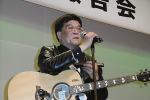 前立委邱垂貞自彈自唱