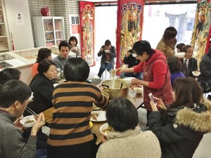信眾圍在一起吃飯,象徵年節團結