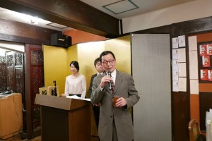 橫濱台灣同鄉會最高顧問陳政雄帶領大家乾杯