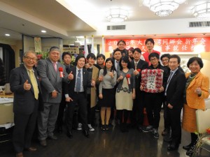 大阪台灣同鄉會青年會成員與張處長伉儷、來賓合影