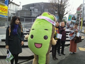 街頭で募金を呼びかけるタイワンダー☆