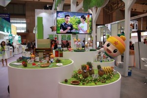 高雄市吉祥物高通通也特別到高雄館推銷高雄農產品