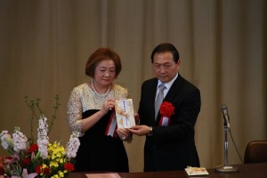 日本橫濱台商會由會長河維寧(左)代表致贈教育基金100萬日幣,盼助僑校建立良好教育環境