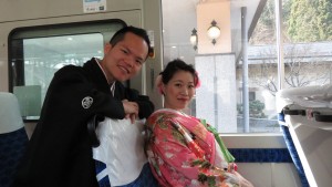 左起:楊宗諺、陳庭葳夫妻搭上前往纜車站巴士