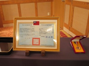 沖繩台灣交流振興會會長平田久雄長年協助台沖文化體育交流,獲頒「外交之友貢獻獎」獎章及獎狀